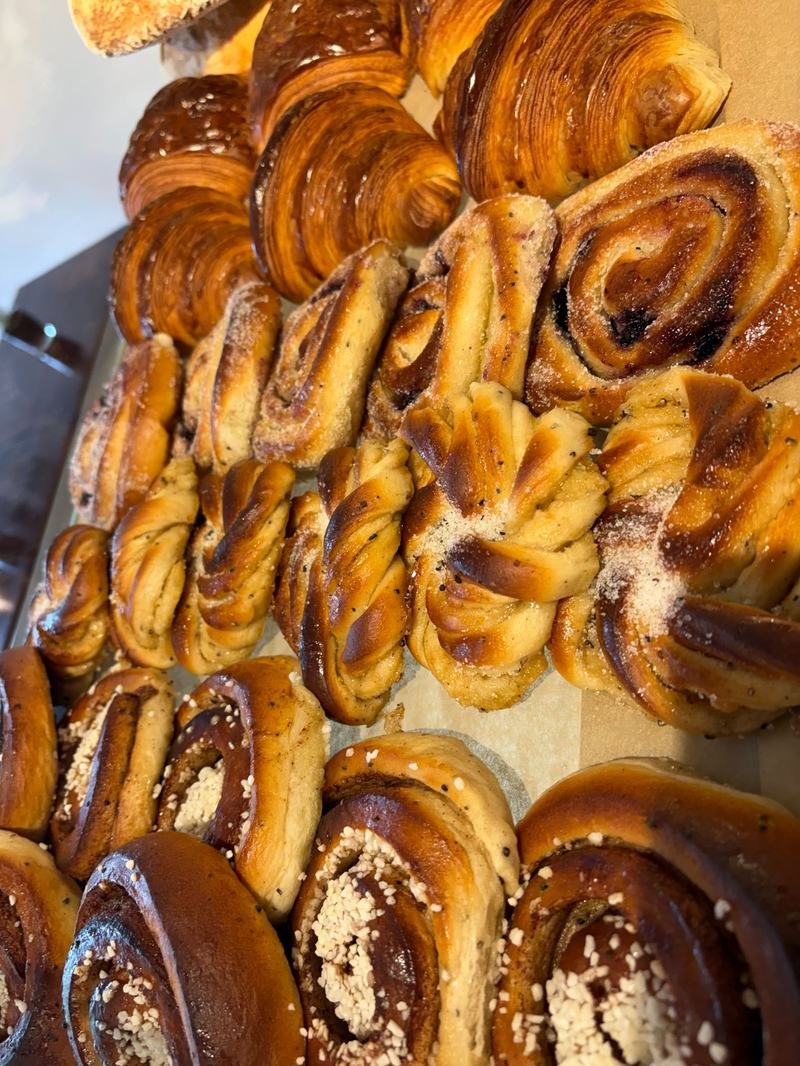 Nybakade kanelbullar och kardemummabullar