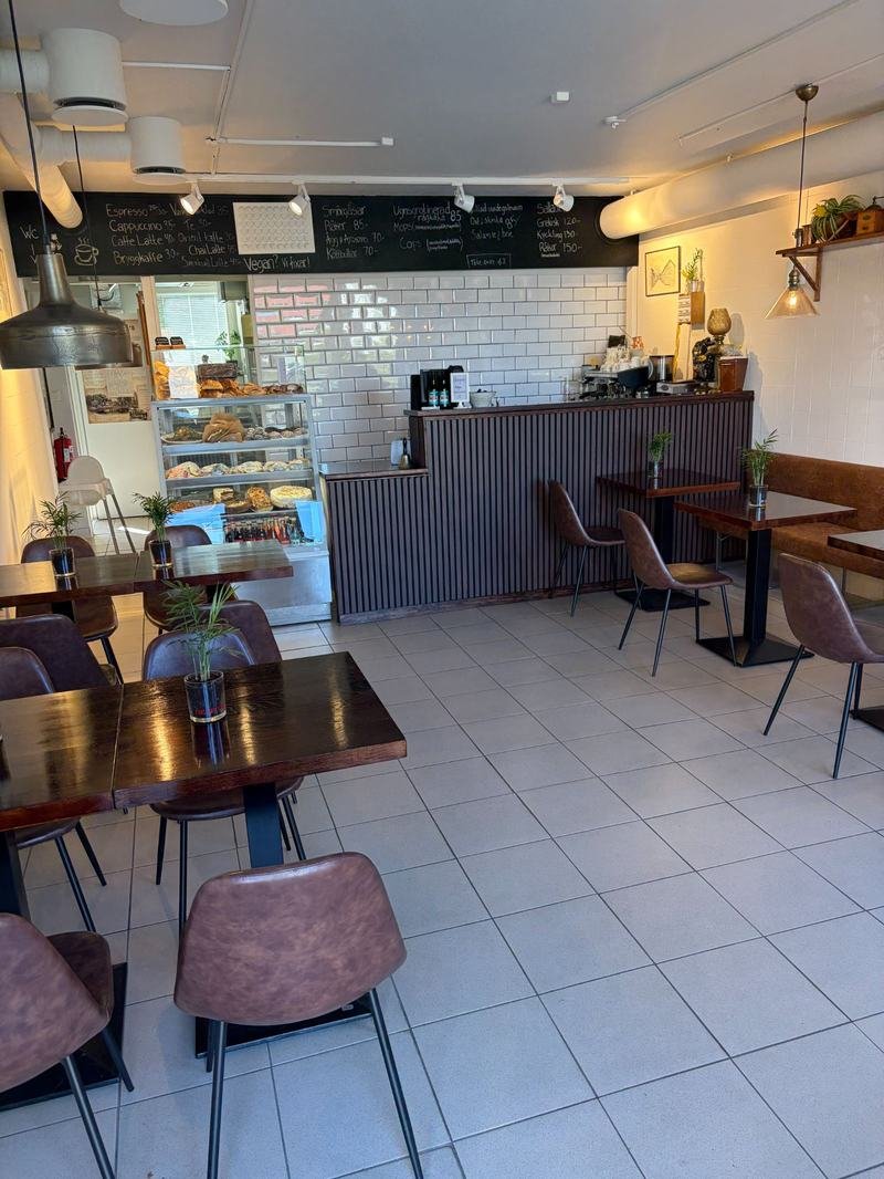 Kaféets ljusa lokal med sittplatser