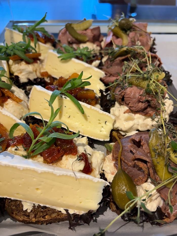 Snittar med brie och rostbiff
